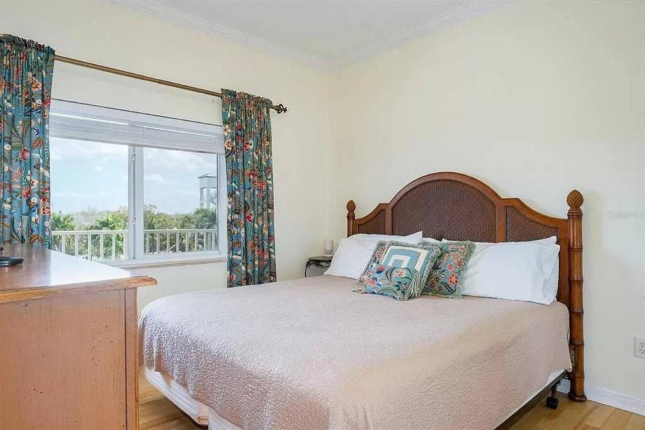 Bright Luxury Oceanfront Condo With Private Balcony And Hotel Pool St. Petersburg Eksteriør bilde