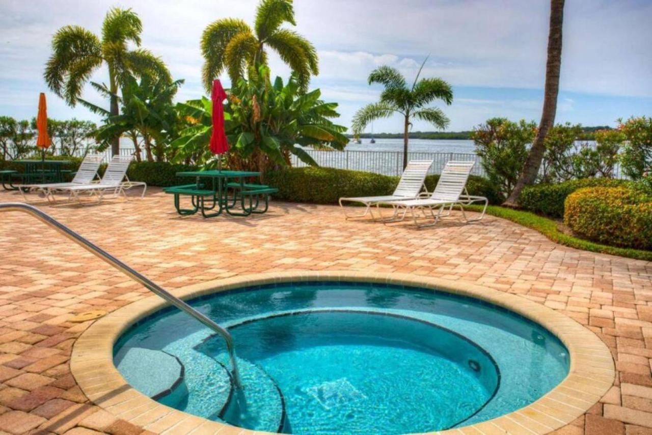 Bright Luxury Oceanfront Condo With Private Balcony And Hotel Pool St. Petersburg Eksteriør bilde