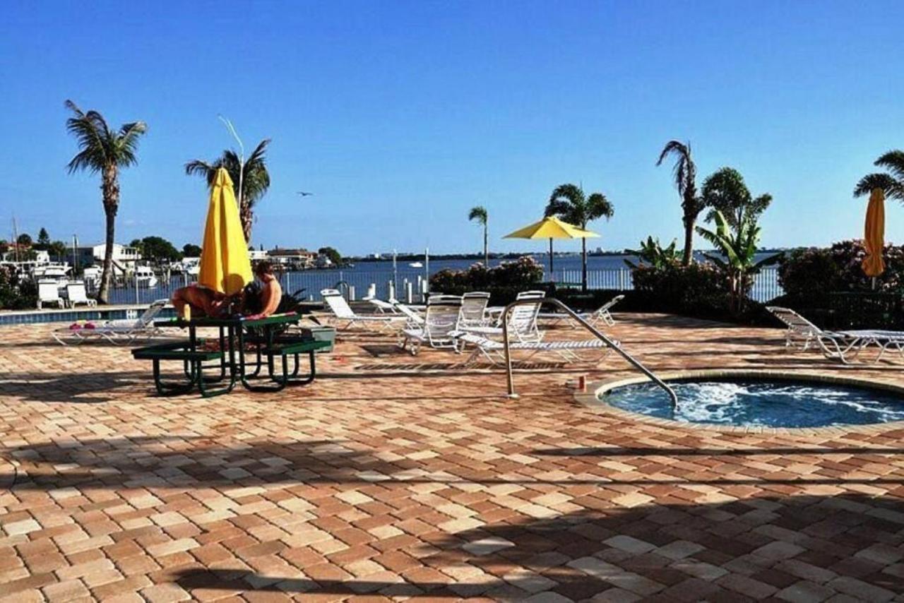 Bright Luxury Oceanfront Condo With Private Balcony And Hotel Pool St. Petersburg Eksteriør bilde